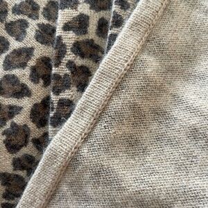 Ann Taylor 80" wrap: 46% wool 22% angora 32% rayon. Smoke free.
No wear.